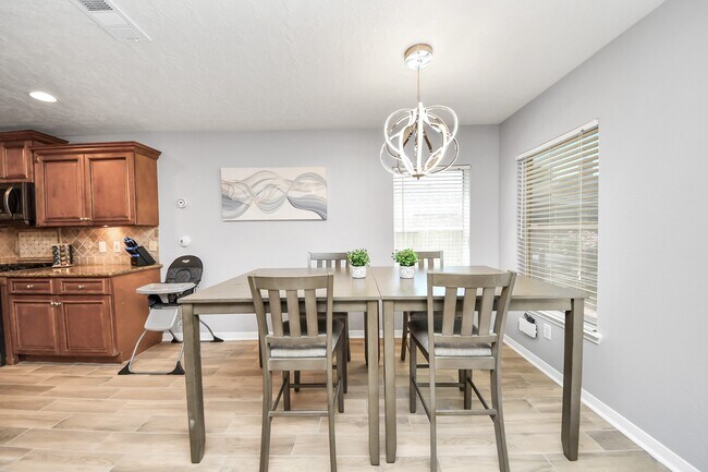 Building Photo - 12711 Laurel Bank Way