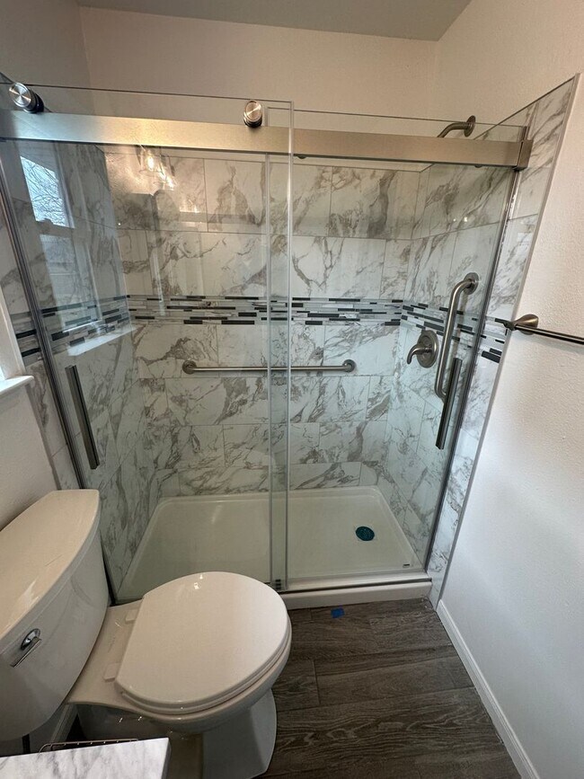 Building Photo - AVAILABLE NOW!! NEWLY REMODELED