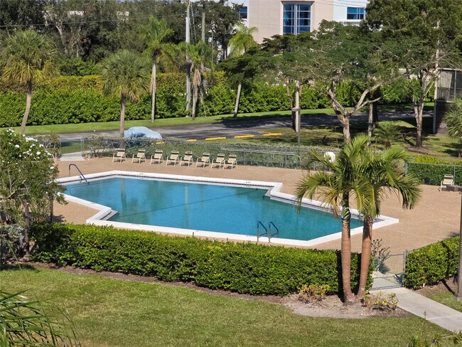 Building Photo - 550 SW 138th Ave