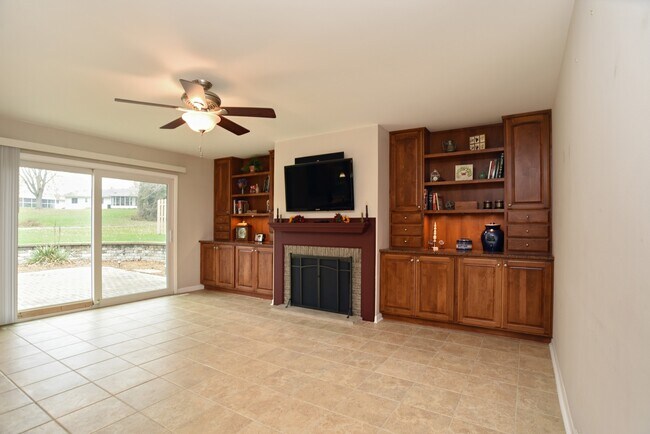 Building Photo - 5006 W Oakwood Dr
