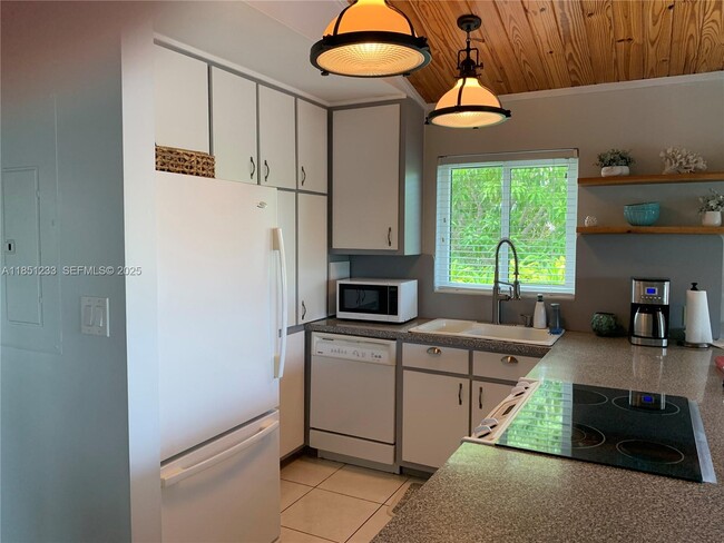 Building Photo - 112 Captains Ct