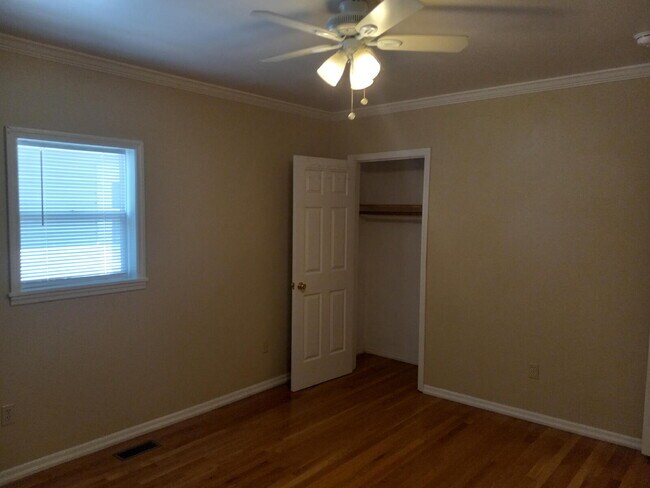 Building Photo - Charming & Updated Home Ready for Move-In