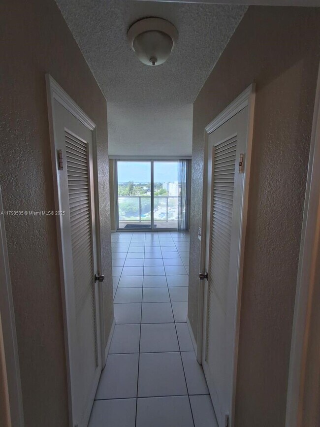 Building Photo - 1351 NE Miami Gardens Dr