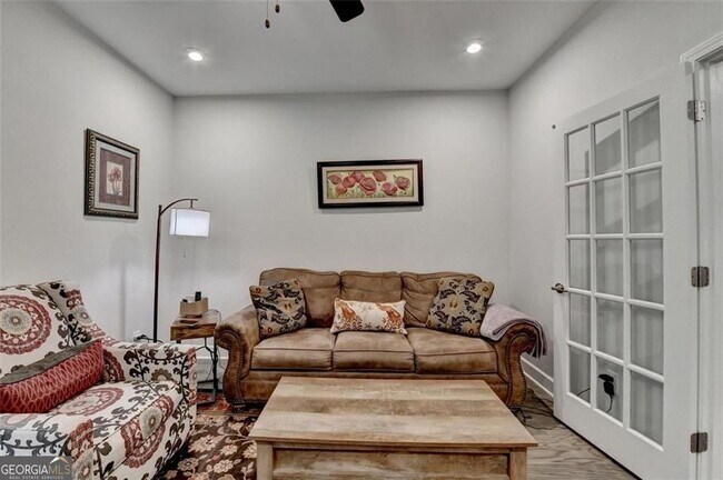 Building Photo - 811 Pineberry Ct