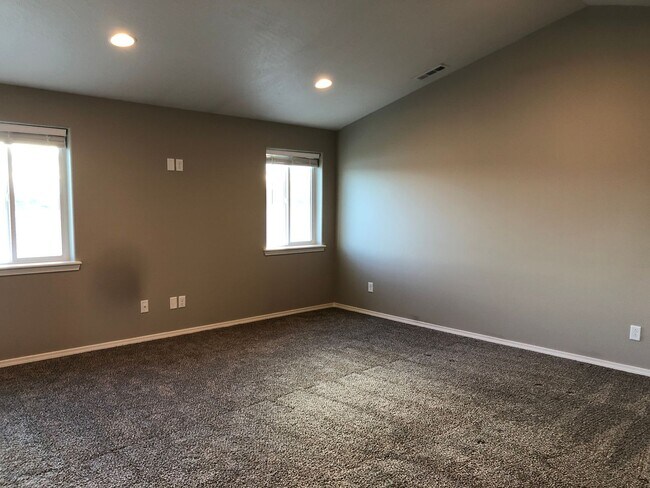 Building Photo - New Edgewood Home in Sagecrest Development!