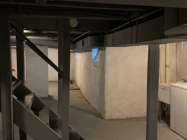 Building Photo - Beautifully updated and Spacious!  2 Bed House in Madisonville with walk through!!