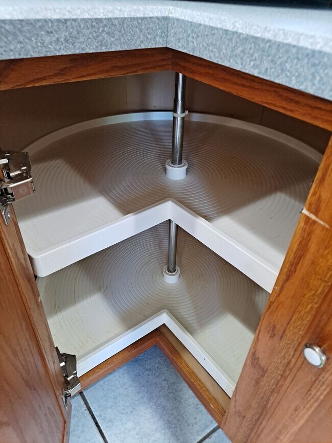 Building Photo - Available Mid-Nov! 3BR 2BA OFF RIVERSIDE D...