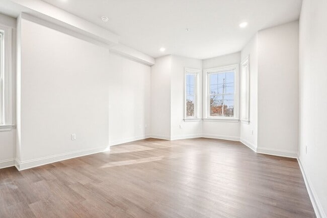 Building Photo - 472 Roxborough Ave