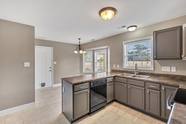 Building Photo - 3 bedroom with BONUS! Fenced Yard $500 off MOVE IN SPECIAL!