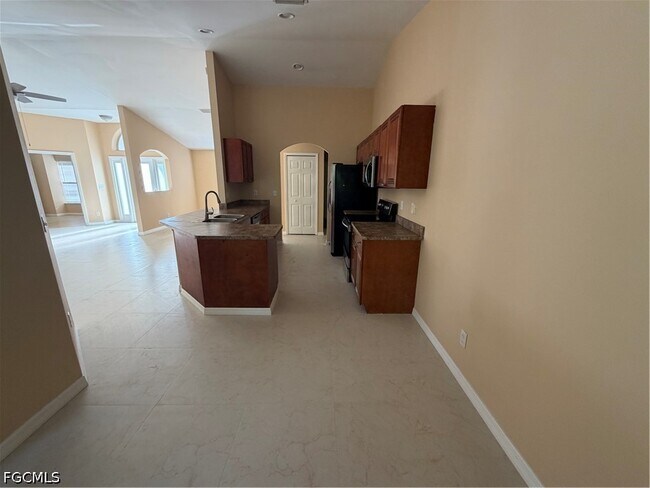 Building Photo - 905 SW 8th Ct