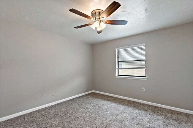 Building Photo - 2 bed, 1 bath townhome at the center of College Station