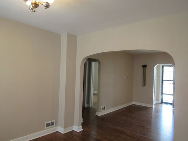 Building Photo - Downtown Bungalow w/Garage