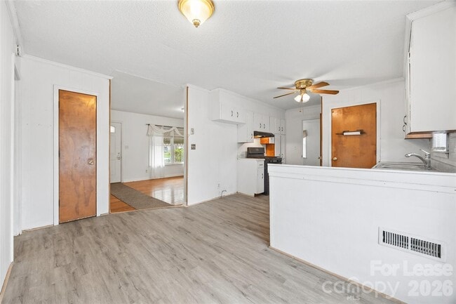 Building Photo - 1037 Stoneybrook Ln