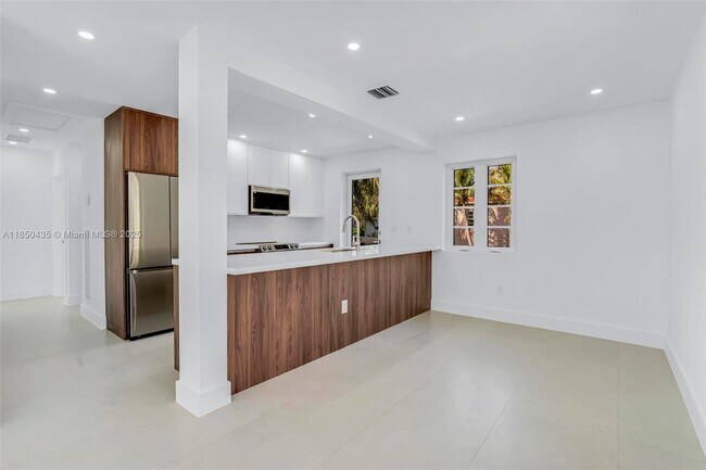 Building Photo - 524 NE 65th St