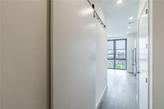 Building Photo - 800 Embassy Dr