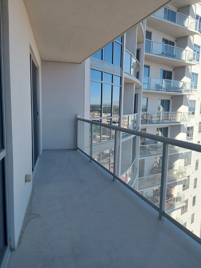 Building Photo - Gorgeous Unit on the 15th Floor at the All...