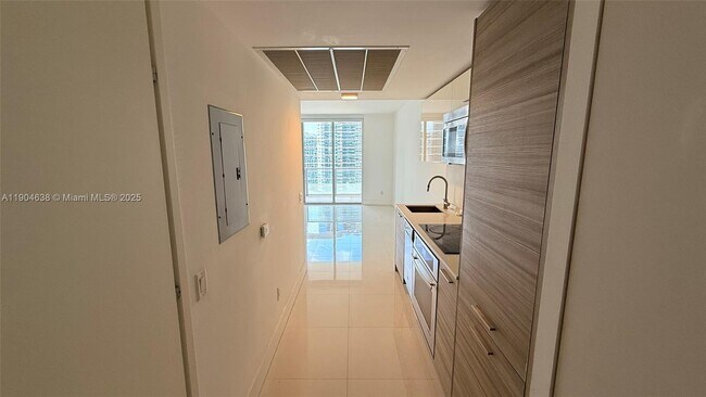 Building Photo - 1300 Brickell Bay Dr
