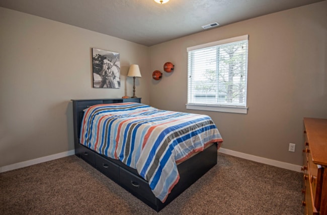 Building Photo - Modern 4-bdr with two Master Suites & Moun...
