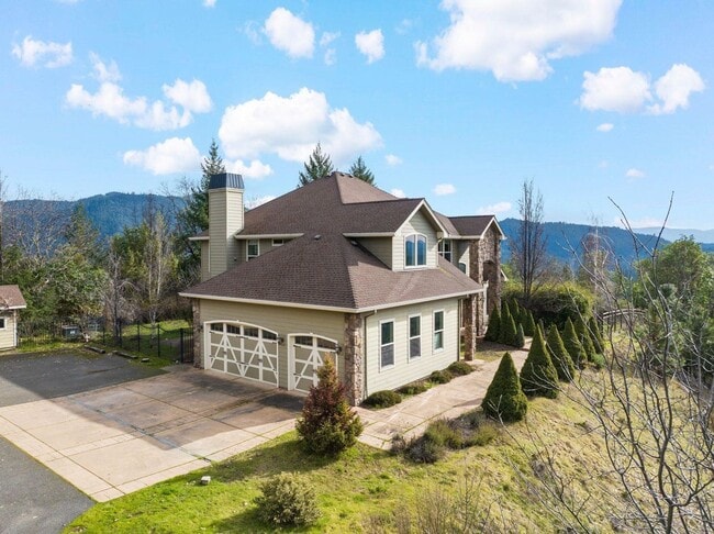 Primary Photo - 5BED 4BATH - Beautiful Home with a Gorgeou...