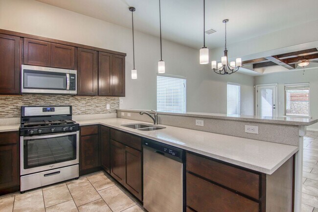 Building Photo - Beautiful East side House with 4 bed-2 baths