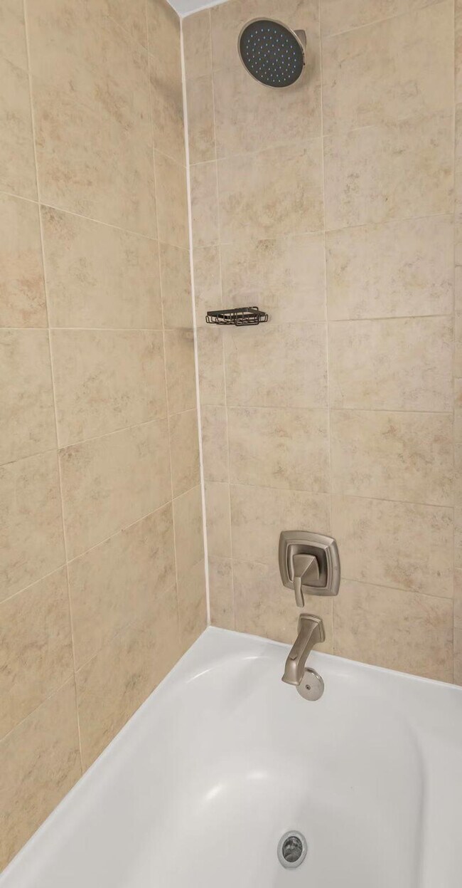 Building Photo - 4404 W Kennedy Blvd