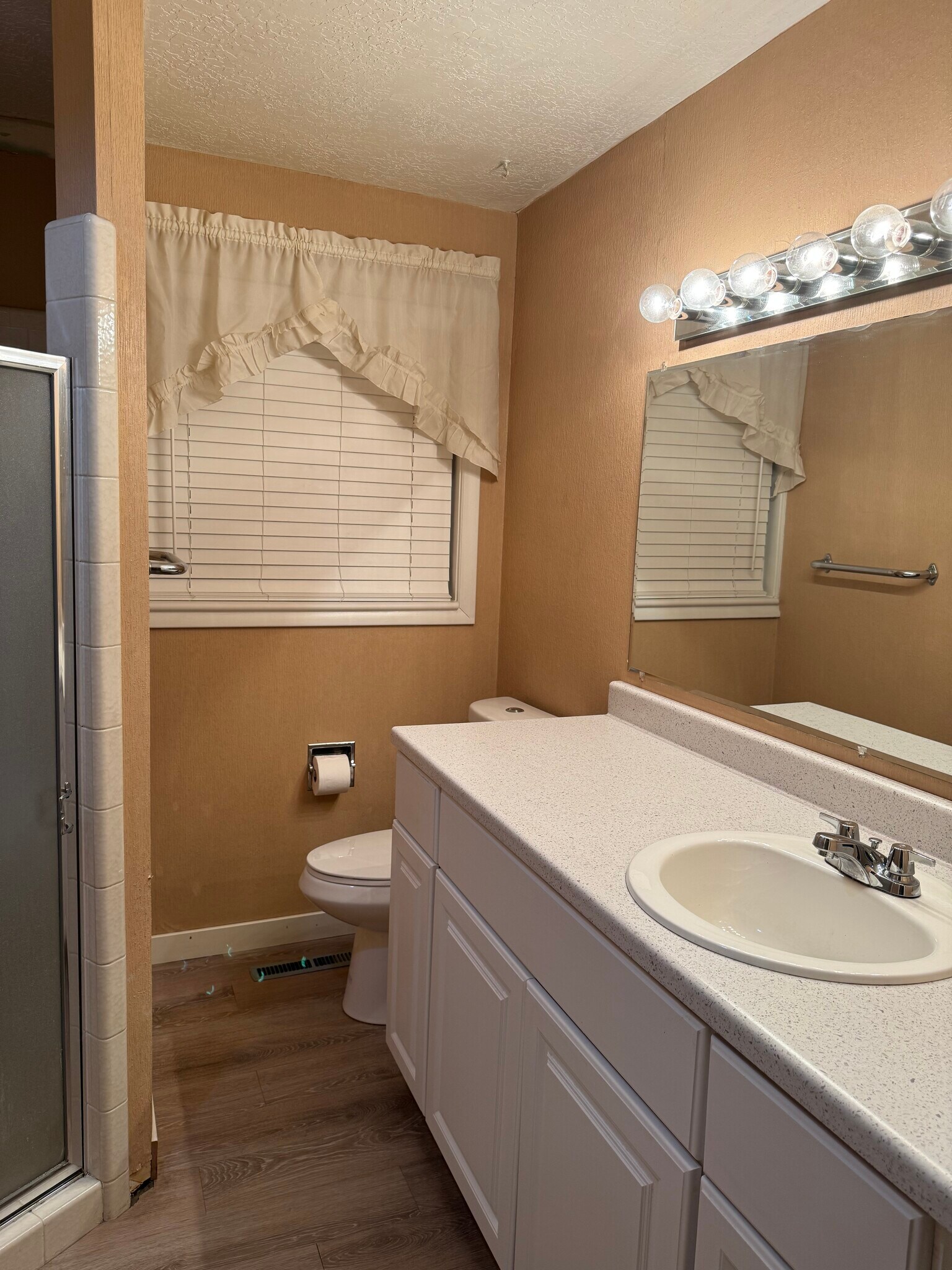 Building Photo - 605 Van Buren Ave