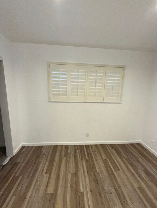 Building Photo - Beautifully Updated 3 Bed, 2 Bath House