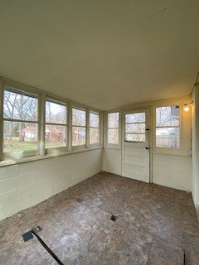Building Photo - 55363 Lexington Ave