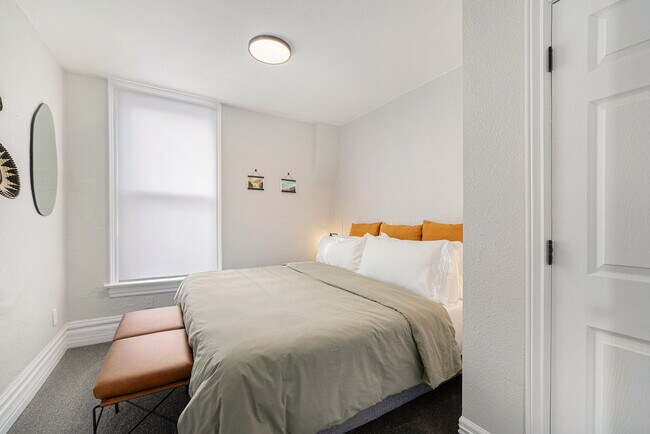 Building Photo - 832 26th St