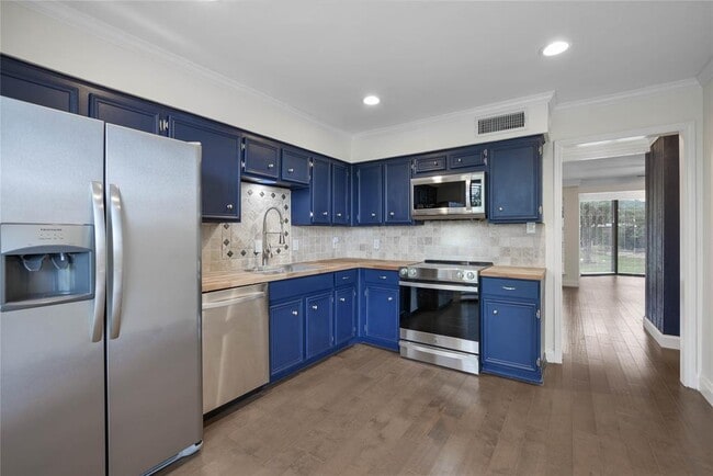 Building Photo - 195 World of Tennis Sq