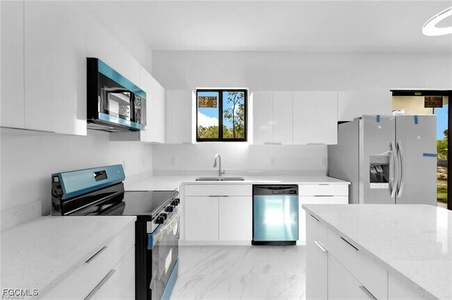Building Photo - 846 Cadis St E
