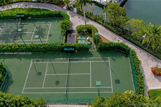 Building Photo - 16445 Collins Ave