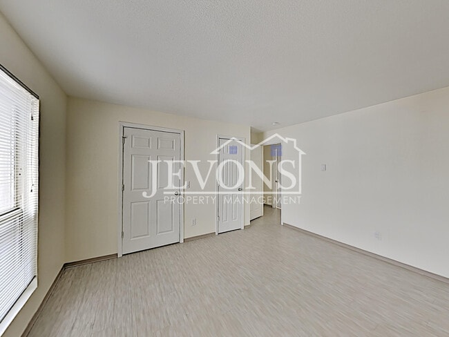 Building Photo - 1516 N Brook Ct