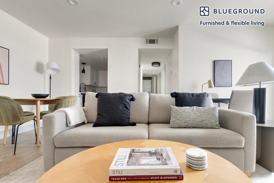 Building Photo - 201 E 4th St