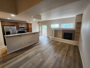 Building Photo - 3 Bedroom Townhome in Gated Community