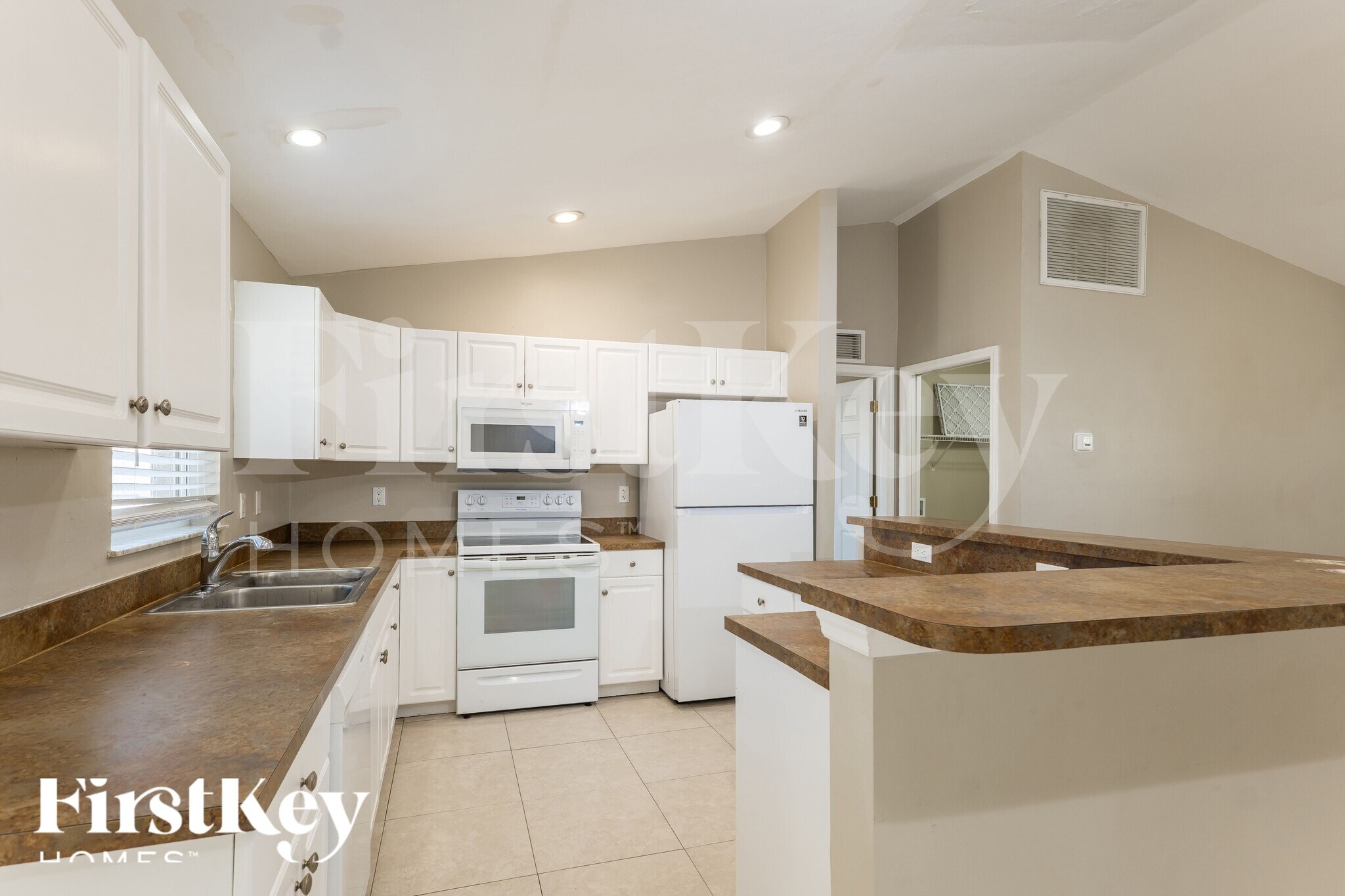 Building Photo - 2031 NE 9th Pl