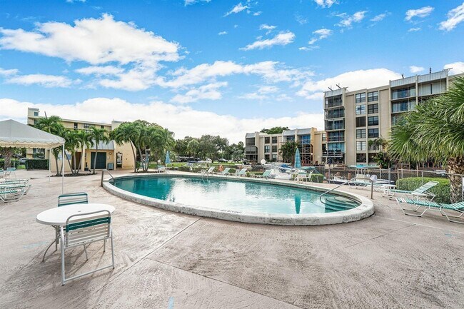 Building Photo - 15 Royal Palm Way