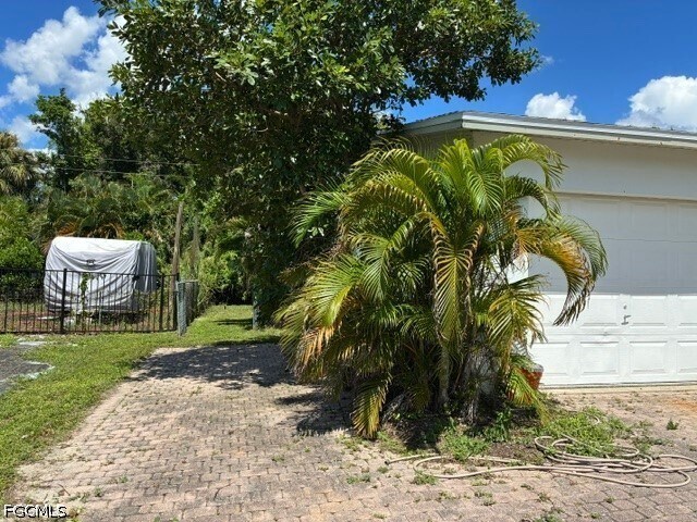 Building Photo - 913 Entrada Dr