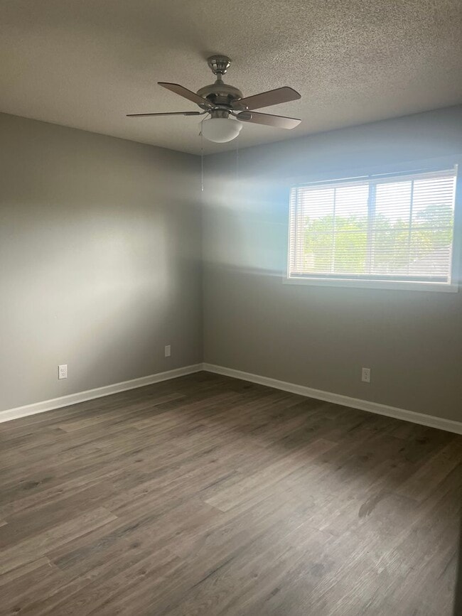 Building Photo - Remodeled Apartment 2 Bed / 1 Bath