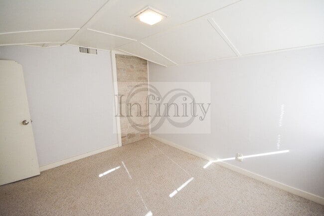 Building Photo - 2020/2022 Eastwood Rd SE