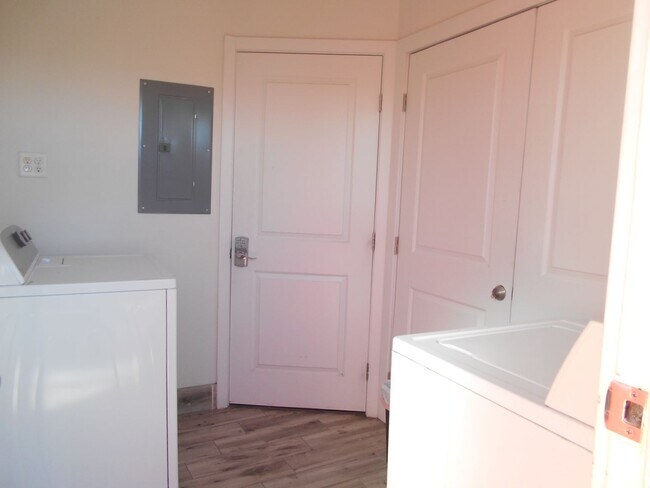 Building Photo - Charming Fully Remodeled Bungalow in Downtown Las Vegas