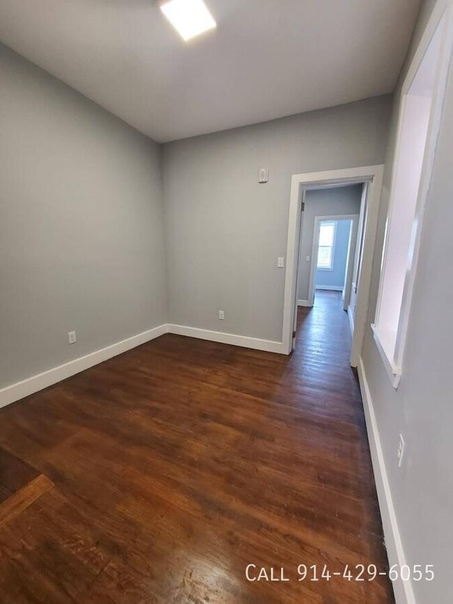 Building Photo - 114 S 6th Ave