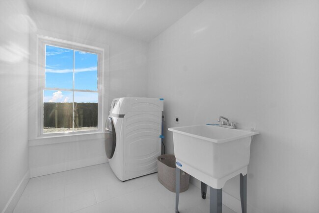 Building Photo - Move In Ready: Custom-built home