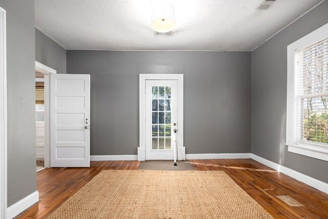 Building Photo - 3br/2ba home in the hospital district