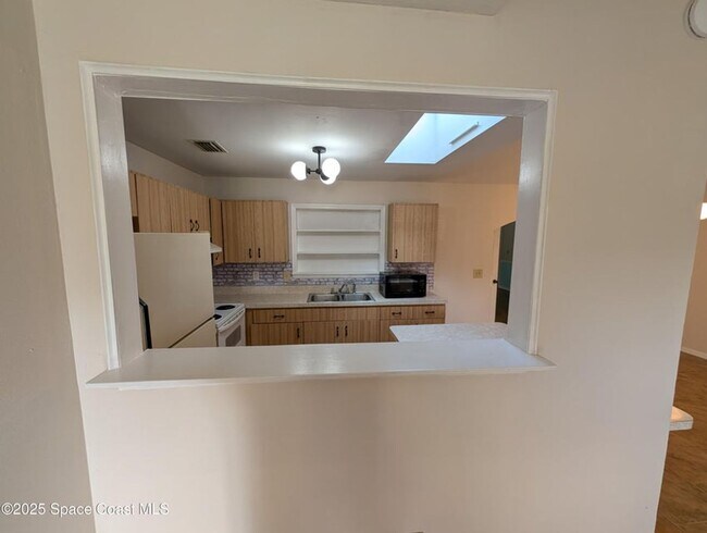 Building Photo - Large Rental Home with Inlaw quarters