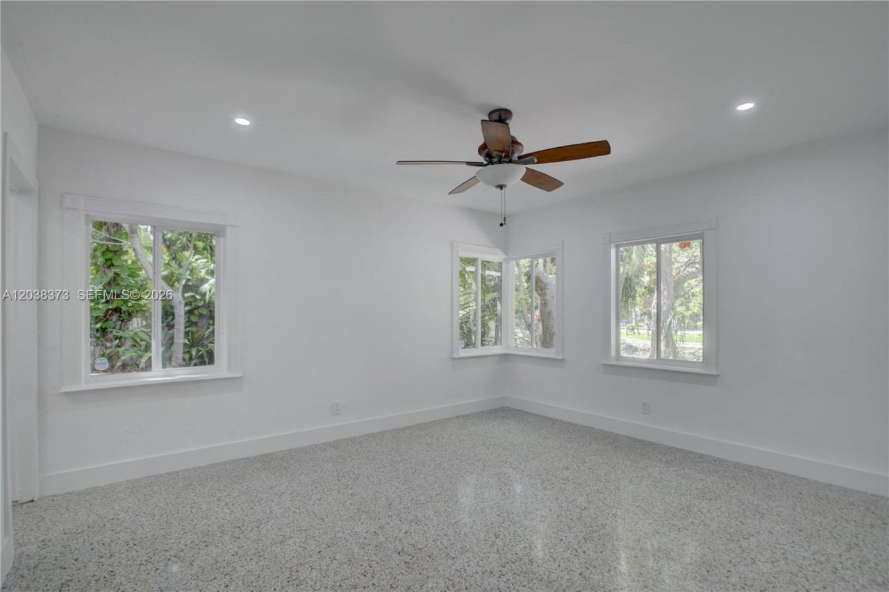 Building Photo - 616 SW 11th Ct