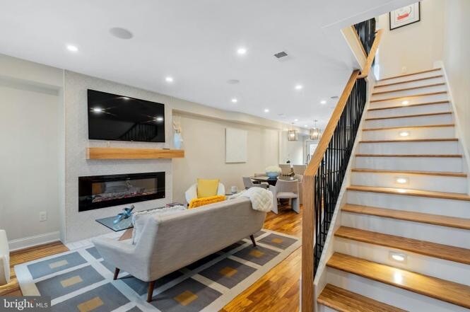 Building Photo - 331 W St NE