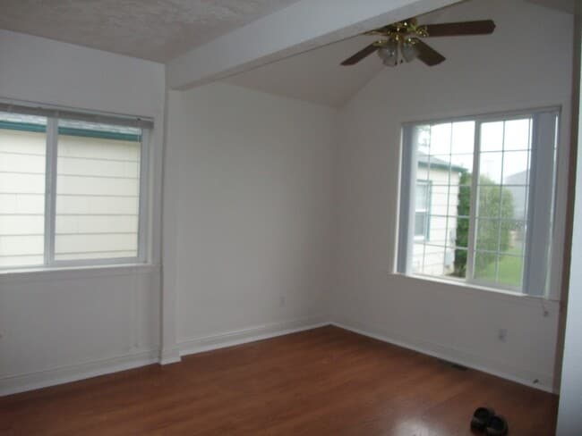 Building Photo - 3 Bedroom 1 Bath 848 Sq Ft Home In Albany