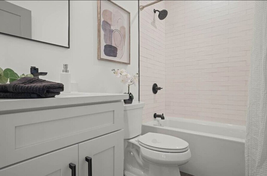 Primary Photo - 52 Withington St