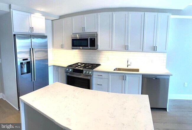 Primary Photo - 925 N Fairfax St
